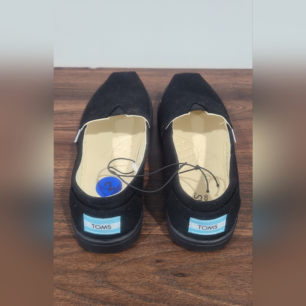 💙🤍TOMS, kids, black slip ons, size 2, NWOT🤍💙